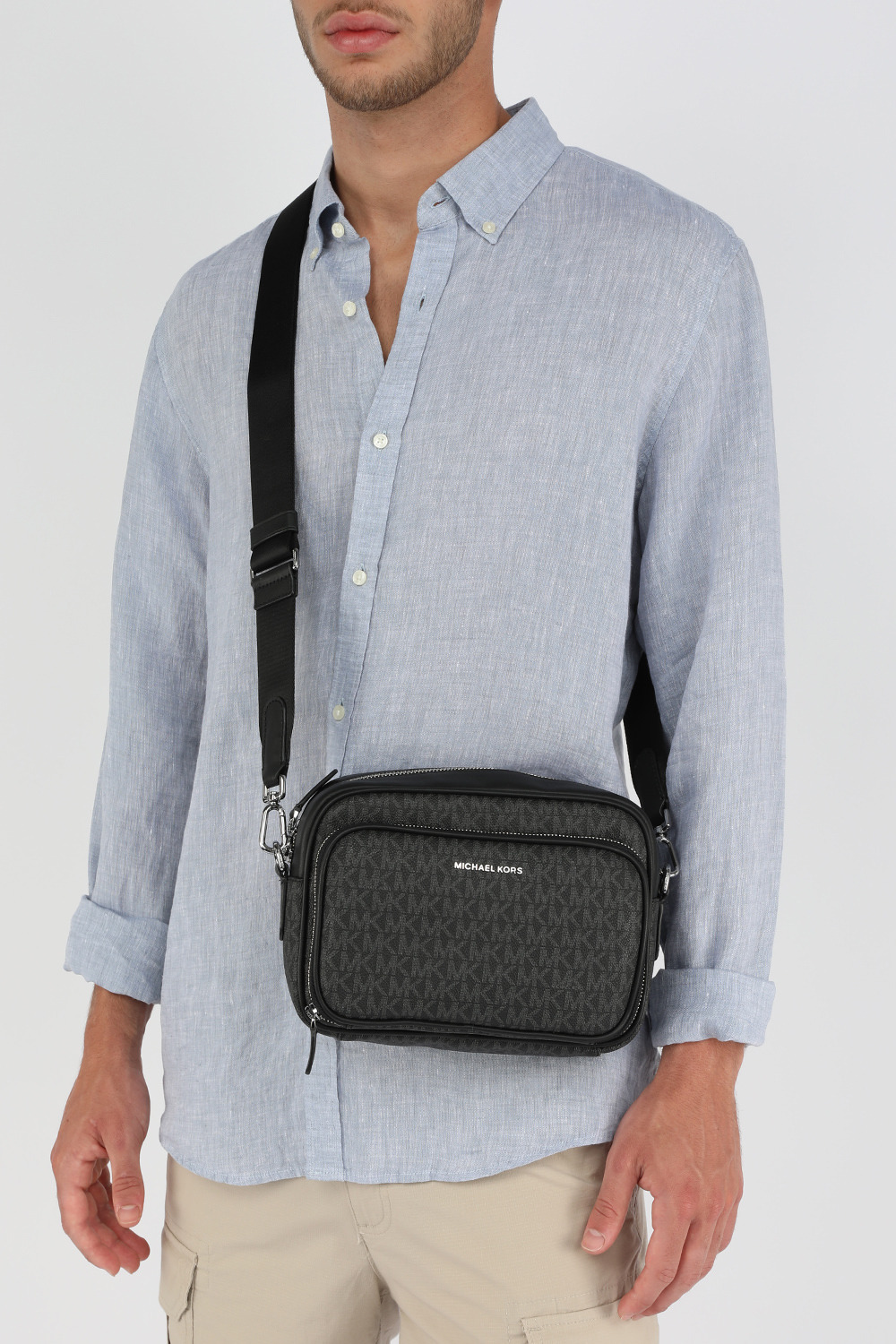 תמונת כל הלוק של תיק מסנג'ר שחור מונוגרמי